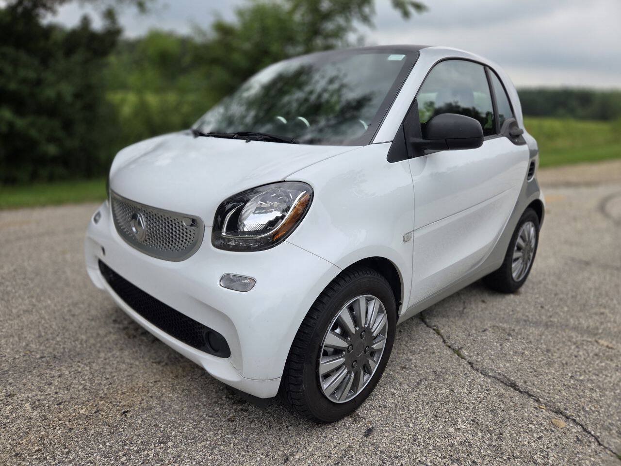 Used 2016 smart fortwo passion RWD image 2