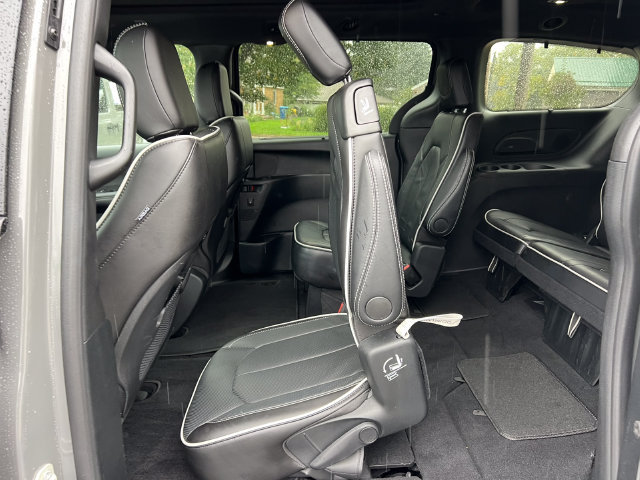 Used 2025 Chrysler Pacifica Limited w/ Trailer Tow Group FWD image 45