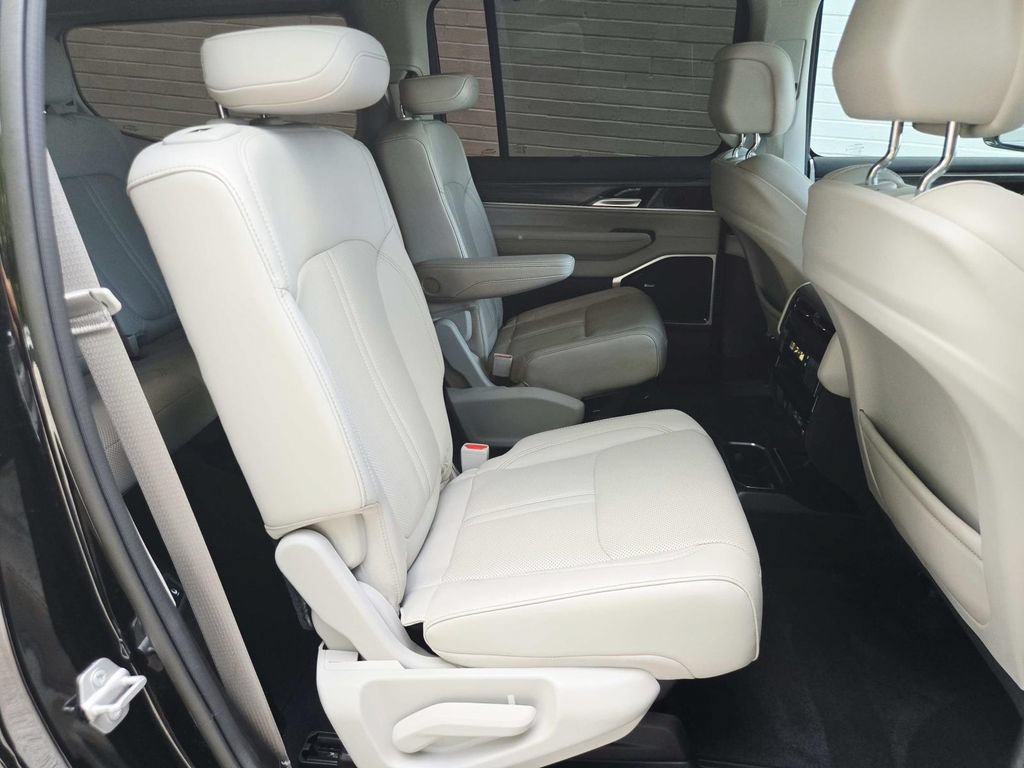 Certified 2023 Jeep Wagoneer Series III w/ Premium Group I AWD/4WD image 18