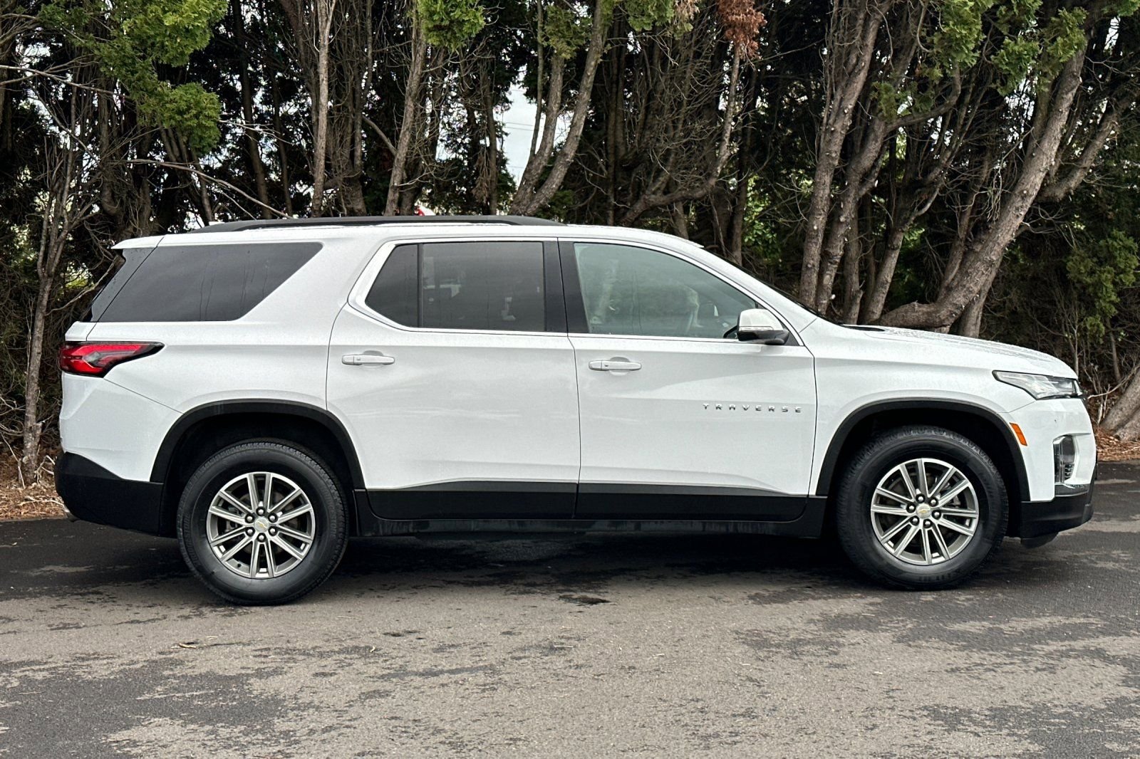 Used 2023 Chevrolet Traverse LT FWD image 3