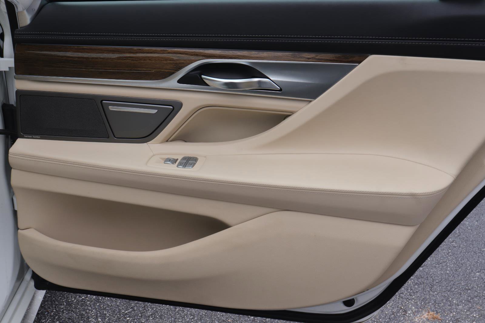 Used 2016 BMW 750i image 17