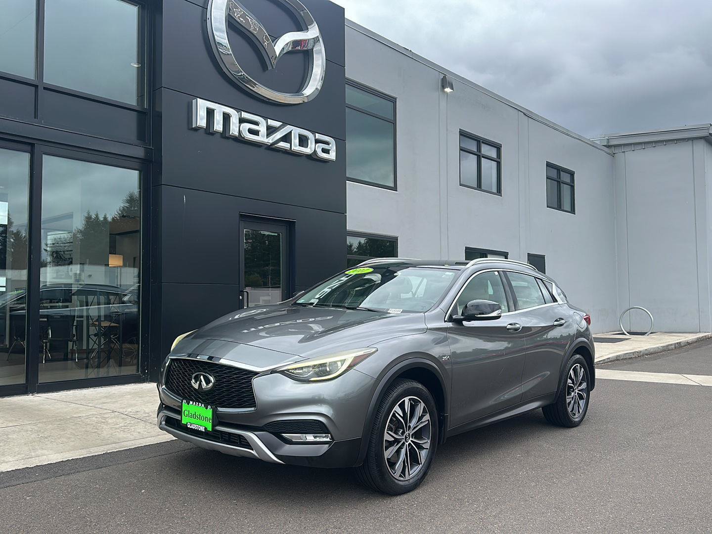 Used 2017 INFINITI QX30 Premium AWD/4WD image 3