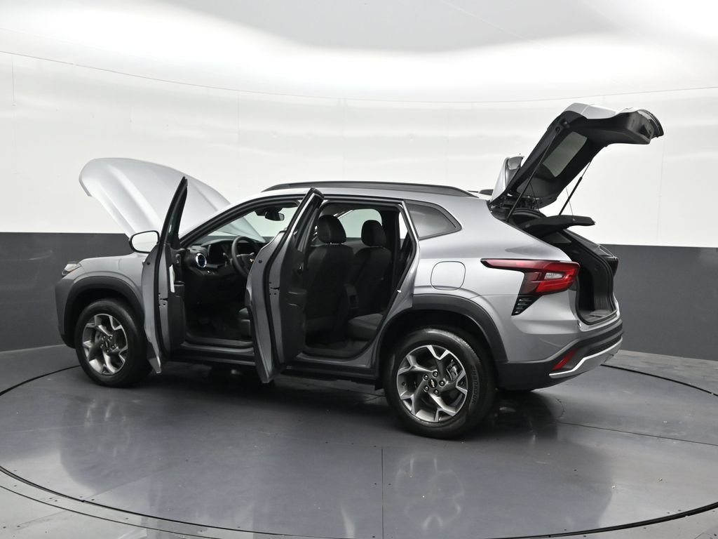 Used 2025 Chevrolet Trax LT FWD image 36