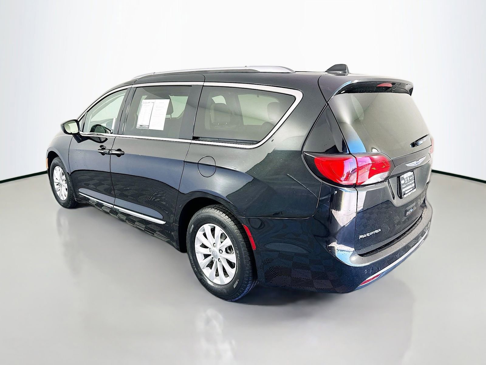 Used 2019 Chrysler Pacifica Touring-L FWD image 5