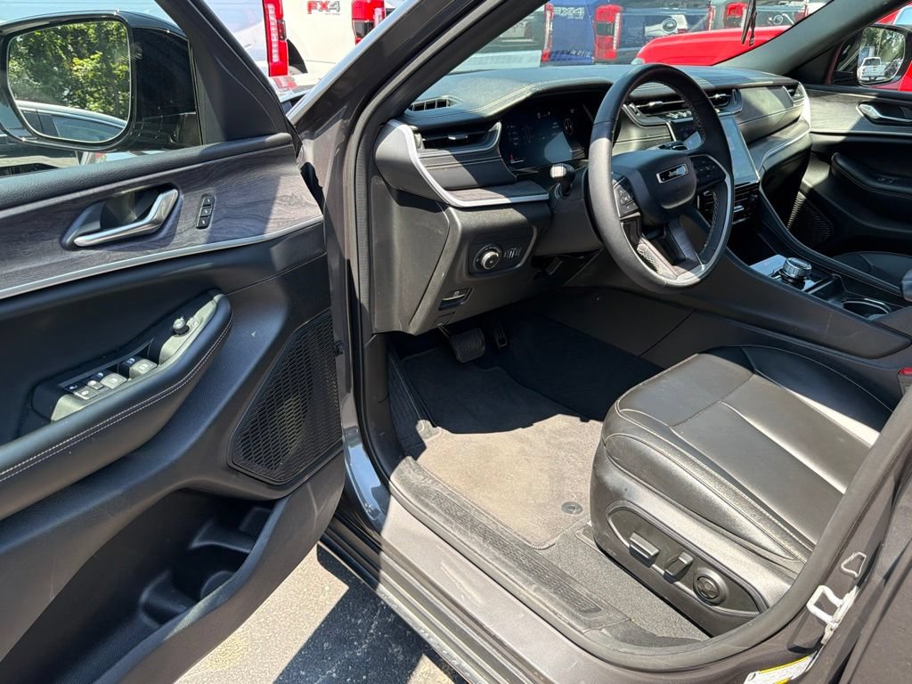 Used 2024 Jeep Grand Cherokee L Limited w/ Black Appearance Package AWD/4WD image 11