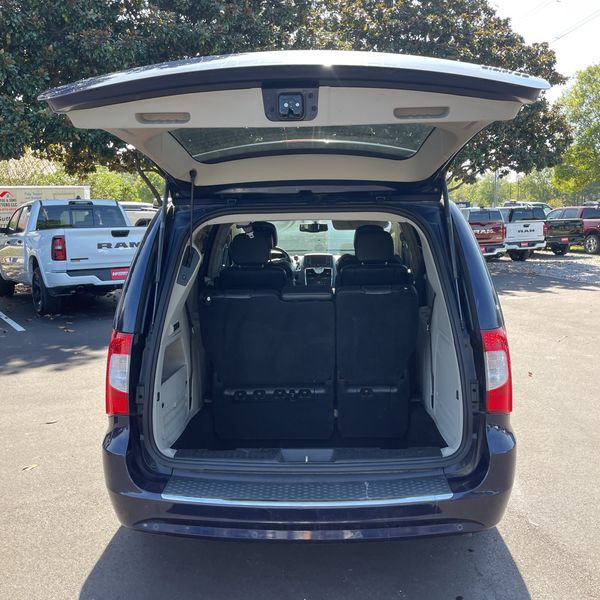 Used 2015 Chrysler Town & Country Limited image 17