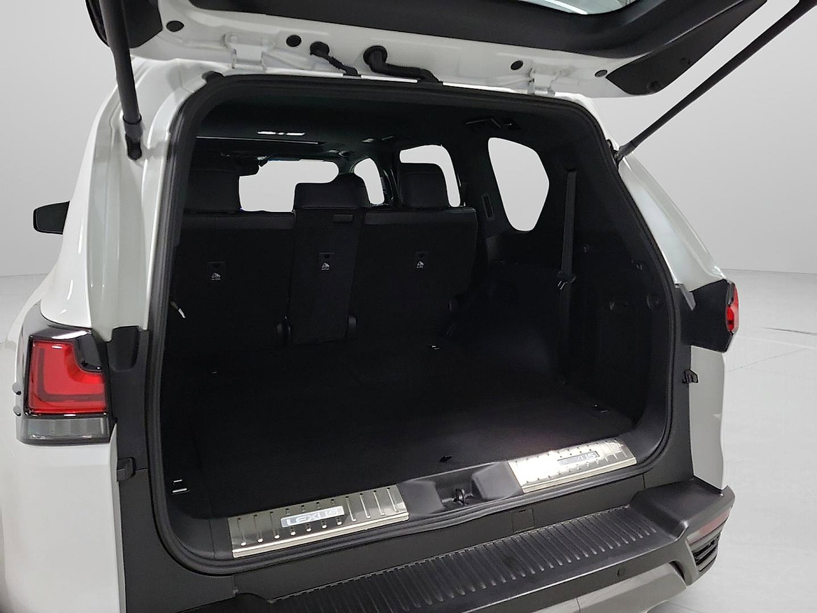 Used 2024 Lexus LX 600 4WD w/ Appearance Package image 7