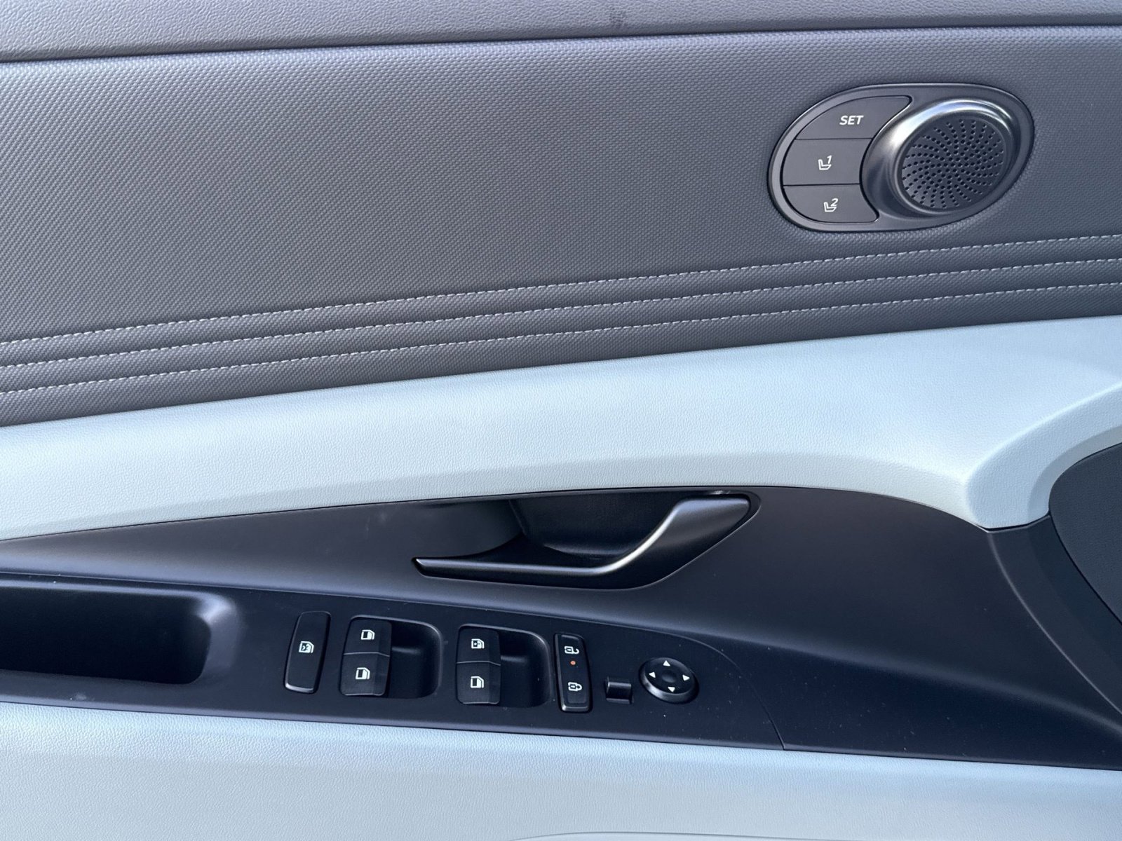 New 2025 Hyundai Elantra Limited image 15