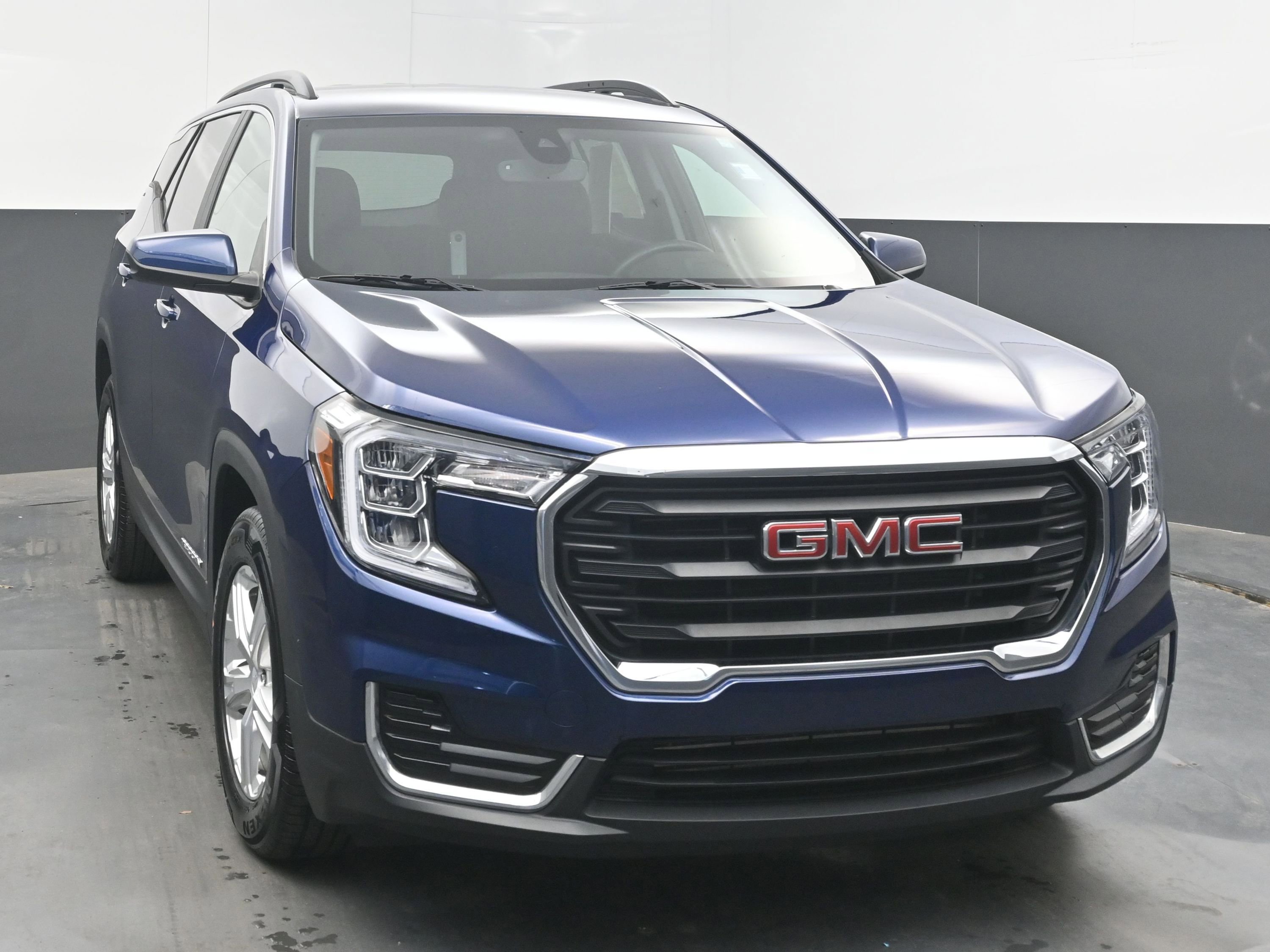 Certified 2022 GMC Terrain SLE w/ Driver Convenience Package FWD image 3