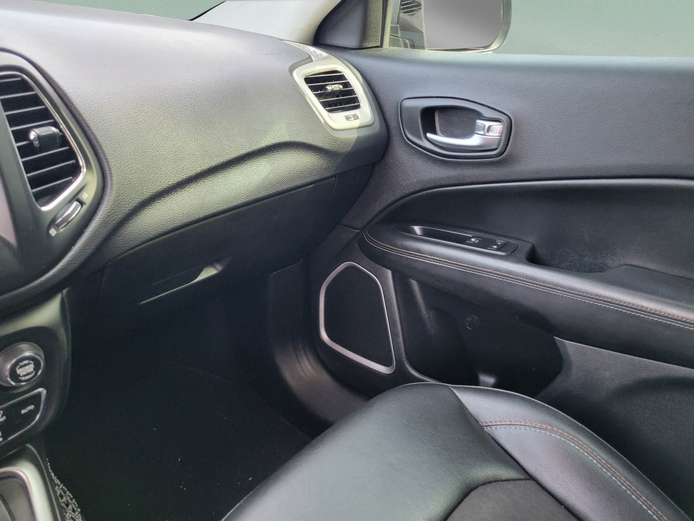 Used 2019 Jeep Compass Latitude FWD image 25