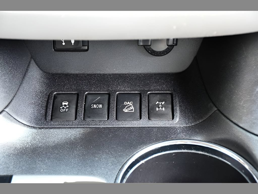 Used 2014 Toyota Highlander LE AWD/4WD image 31