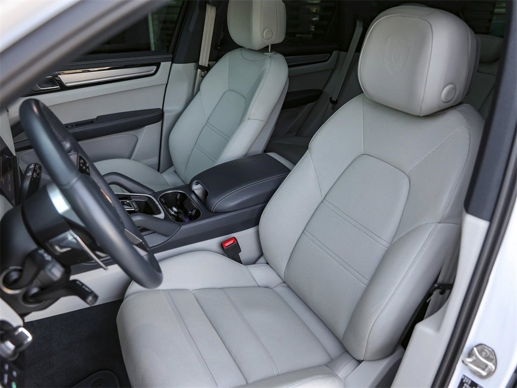 Certified 2023 Porsche Cayenne Platinum Edition image 5