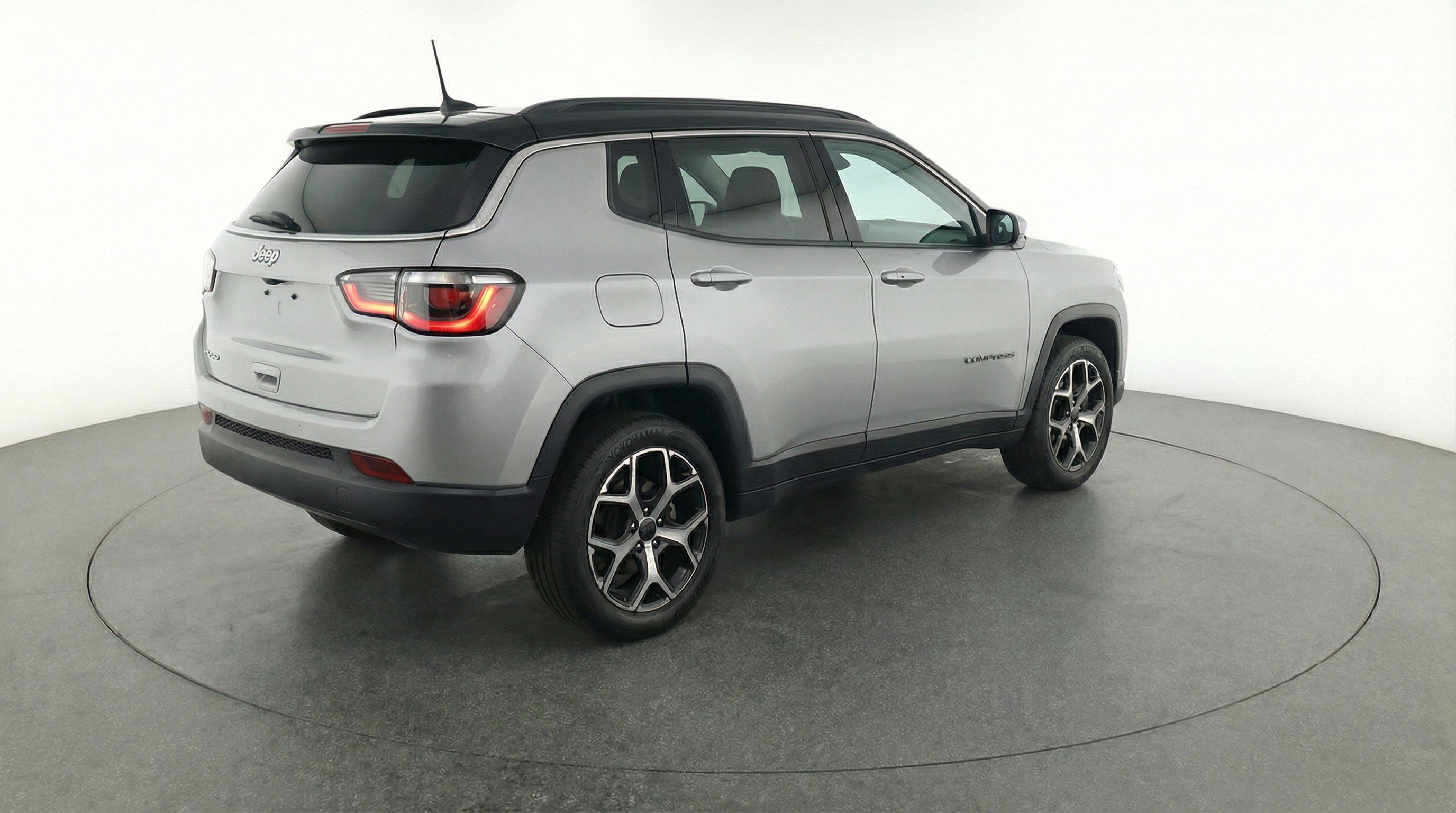Used 2025 Jeep Compass Limited image 9
