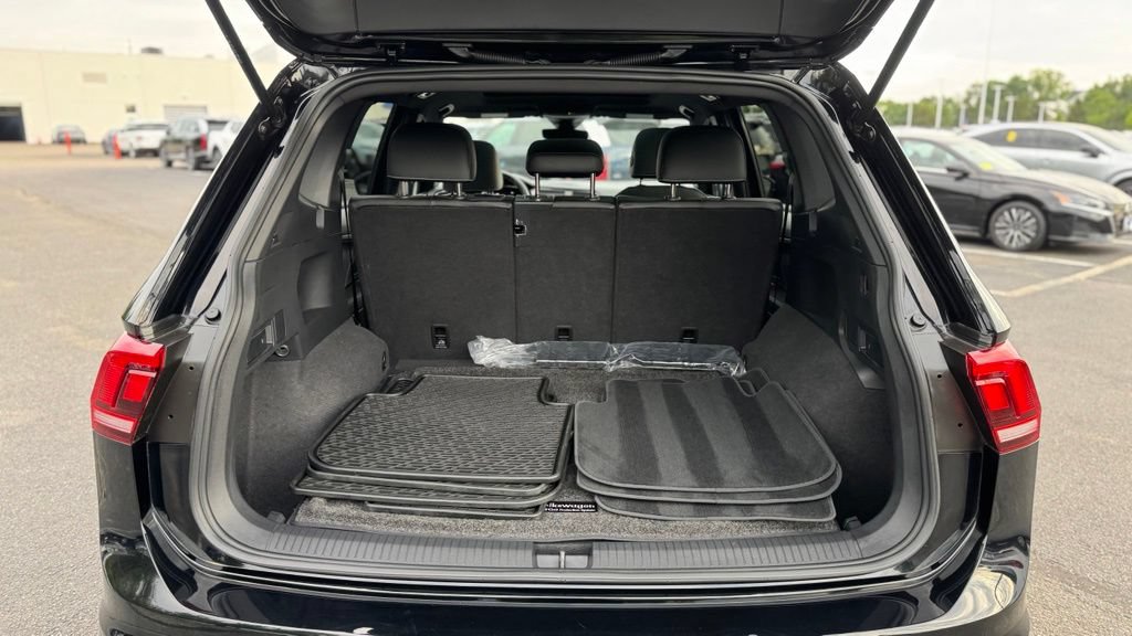 Used 2023 Volkswagen Tiguan SE R-Line AWD/4WD image 11