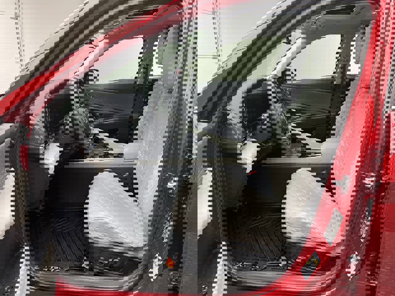 Used 2024 Hyundai Elantra Limited image 3