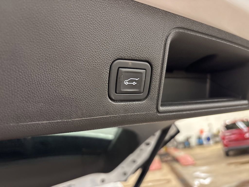 Used 2023 GMC Terrain SLT w/ LPO, Floor Liner Package AWD/4WD image 15