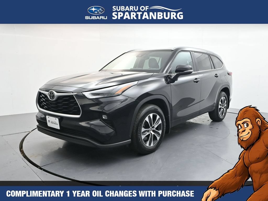 Used 2025 Toyota Highlander XLE AWD/4WD image 3