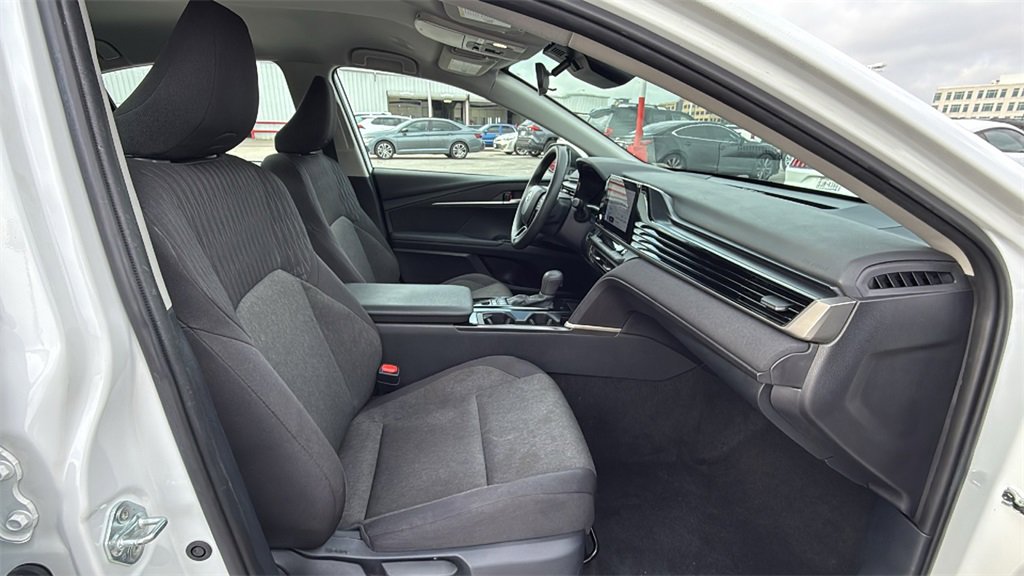 Used 2025 Toyota Camry LE image 32