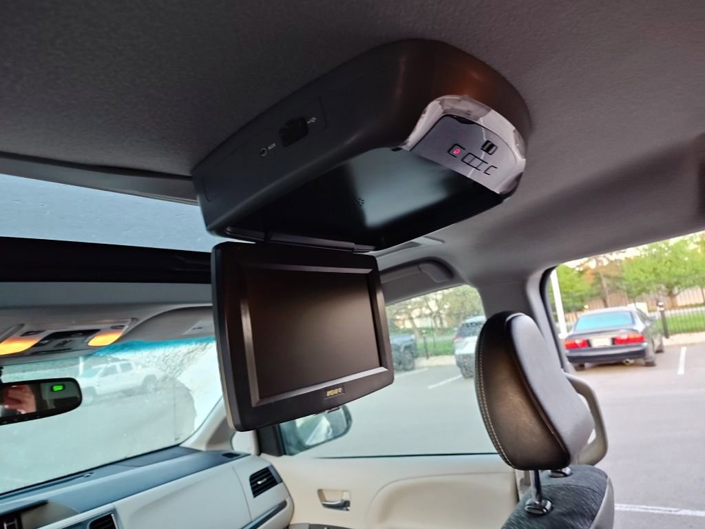 Used 2014 Toyota Sienna SE image 11