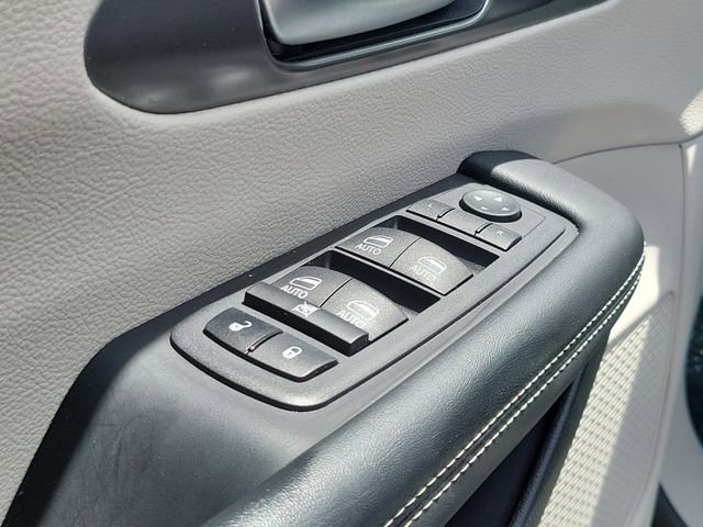 Used 2023 Chrysler Pacifica Touring-L w/ Uconnect Theater Family Group image 18