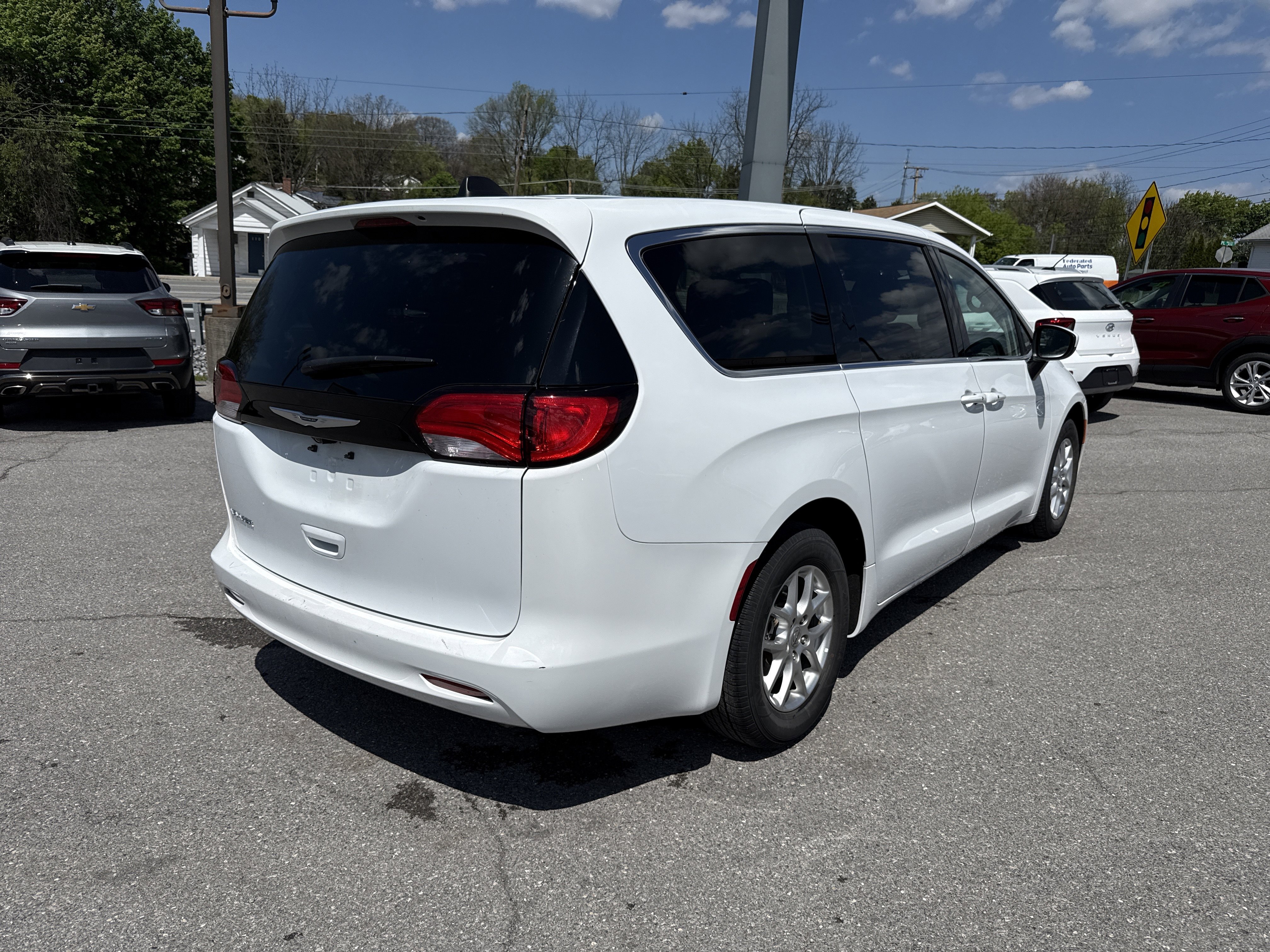 Used 2023 Chrysler Voyager LX FWD image 3