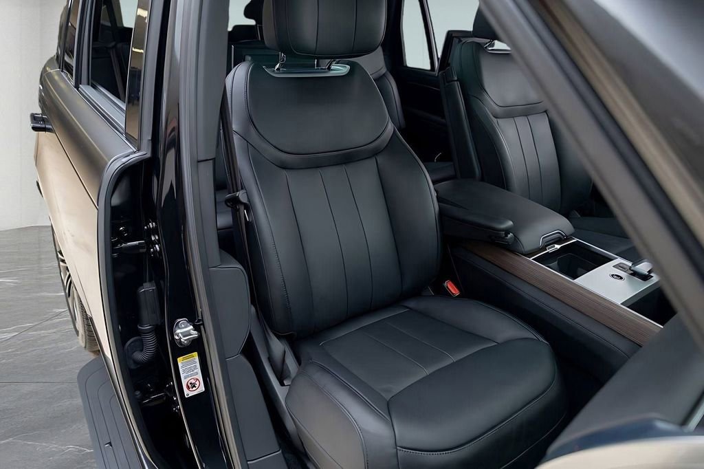Used 2025 Land Rover Range Rover Long Wheelbase Autobiography image 34