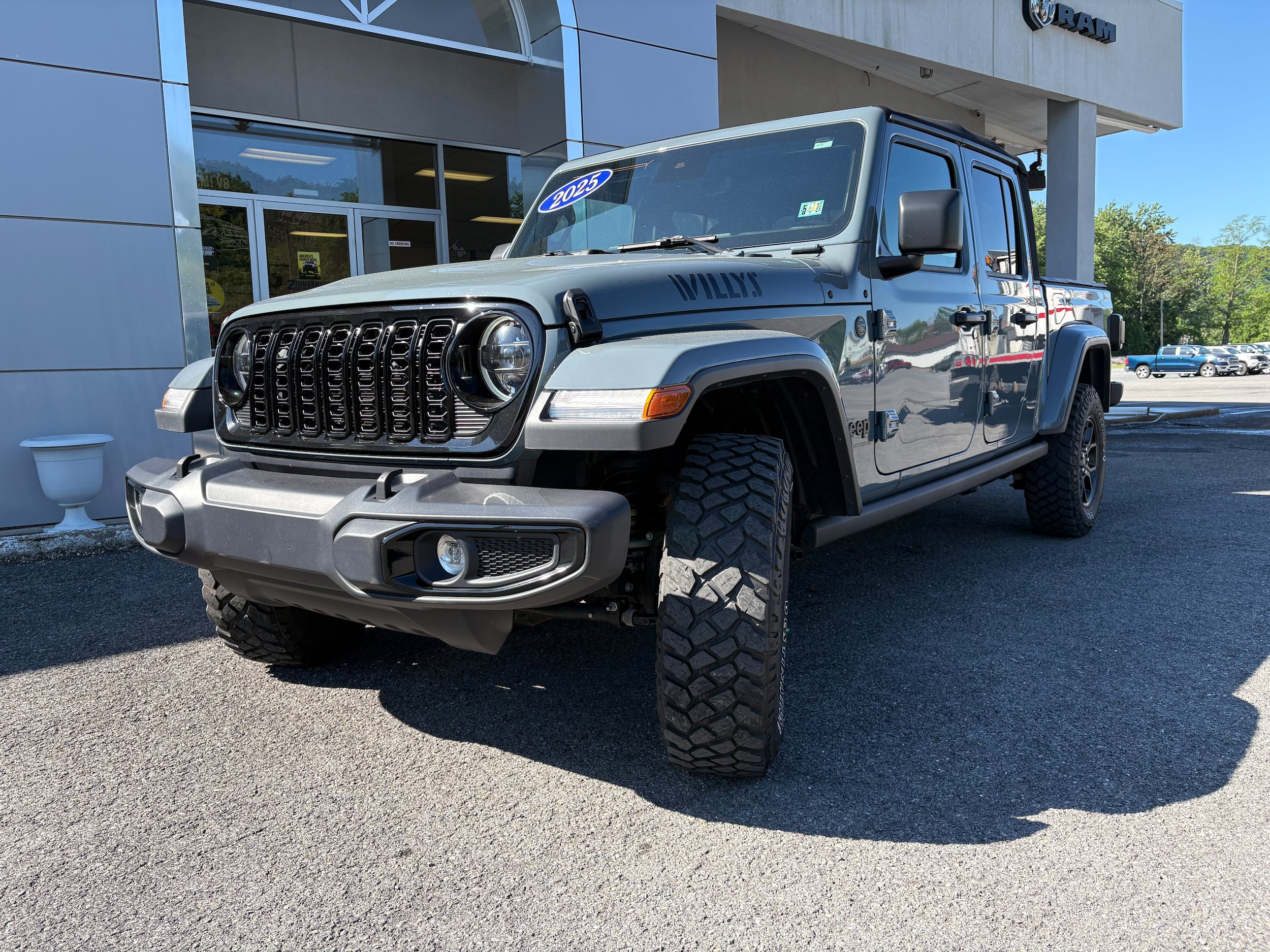 Certified 2025 Jeep Gladiator Sport AWD/4WD image 3