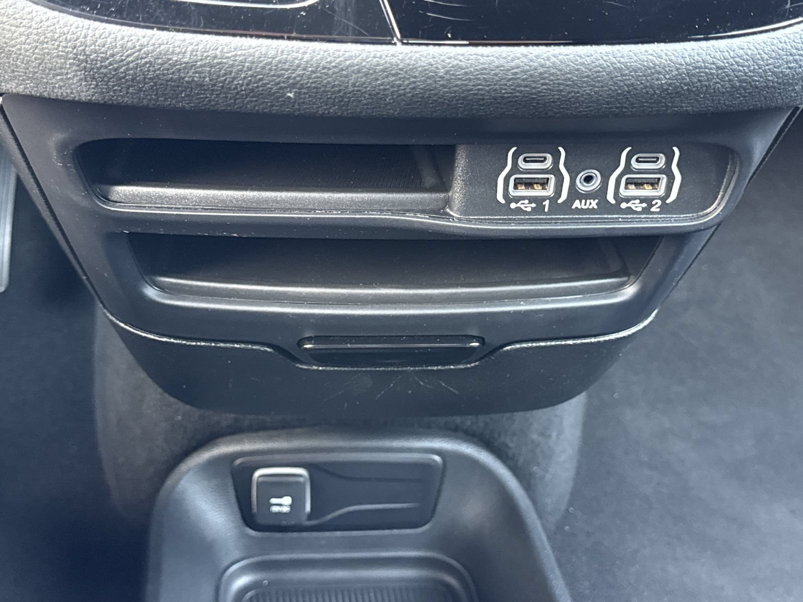 Used 2024 Chrysler Pacifica Limited FWD image 32