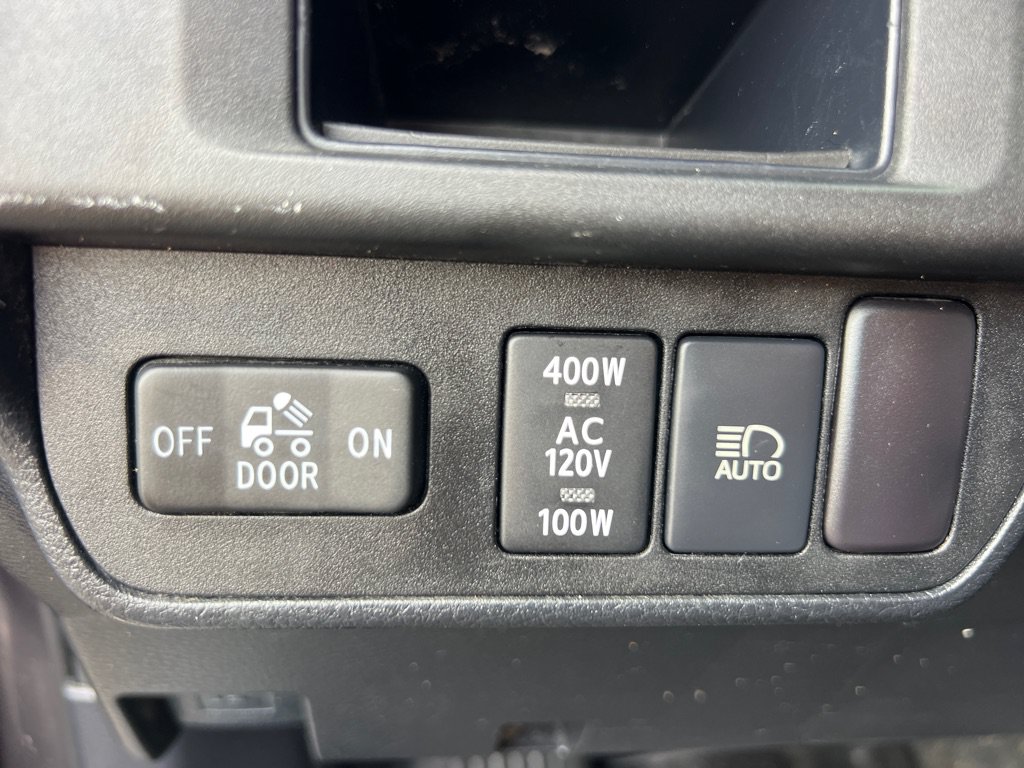 Used 2018 Toyota Tacoma TRD Sport AWD/4WD image 35