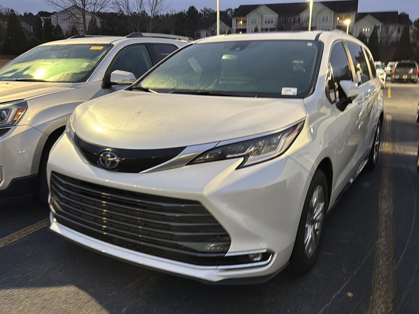 Used 2025 Toyota Sienna Limited image 2