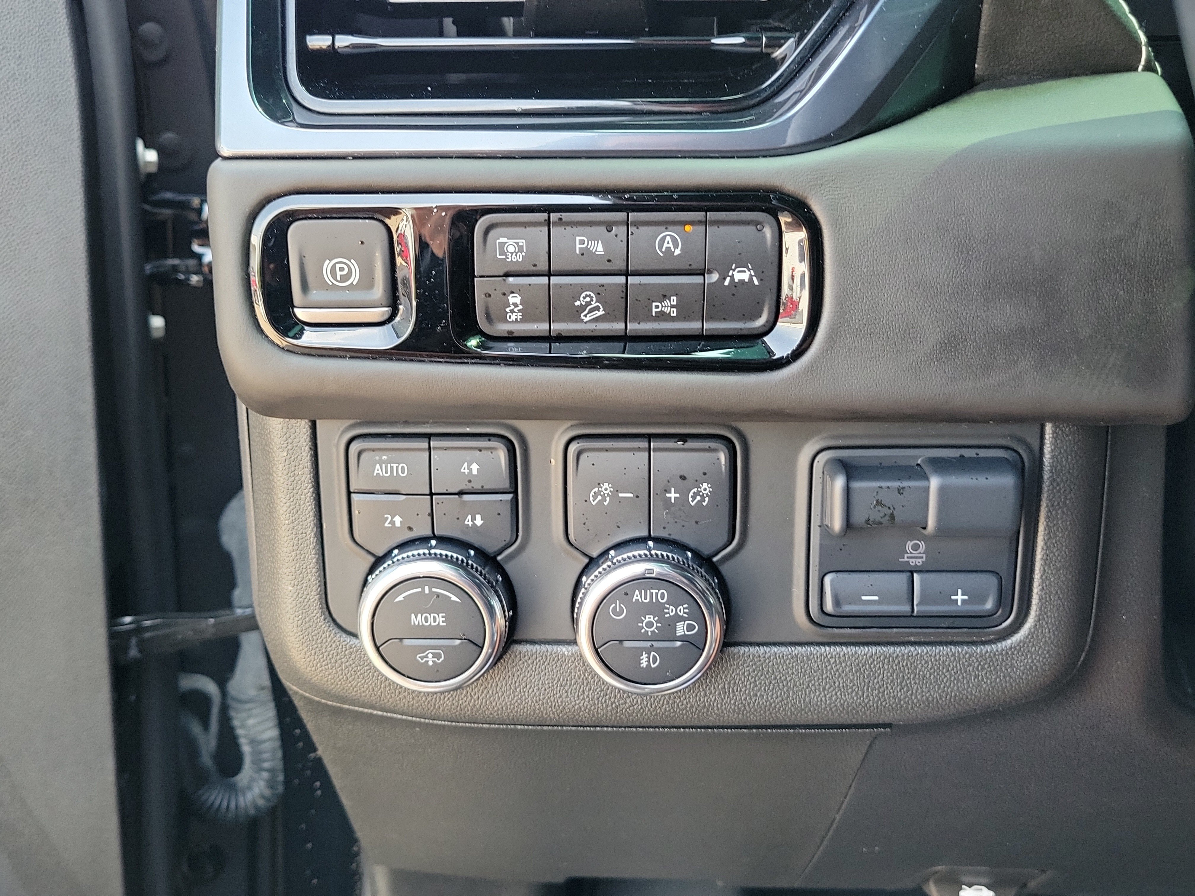 Used 2025 GMC Yukon XL AT4 Ultimate AWD/4WD image 21
