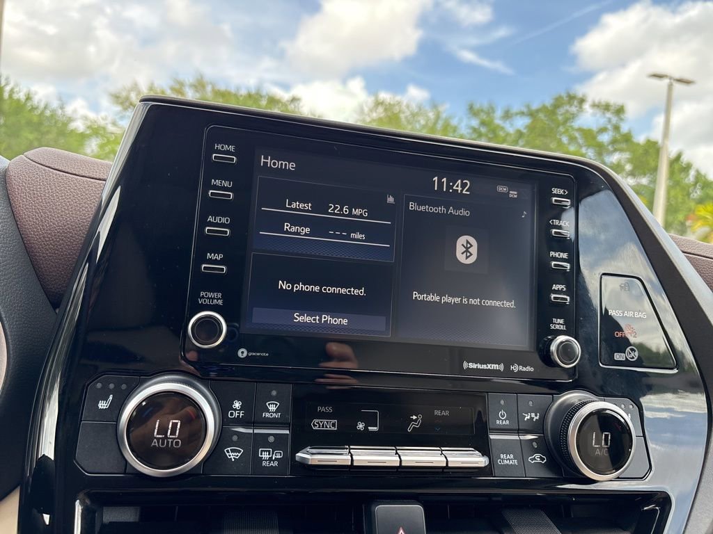 Used 2020 Toyota Highlander XLE FWD image 30