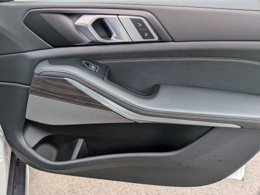 Certified 2024 BMW X5 xDrive50e w/ Premium Package image 18