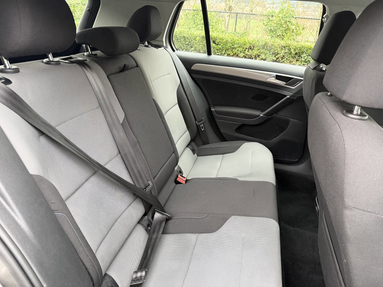 Used 2016 Volkswagen e-Golf SE image 25