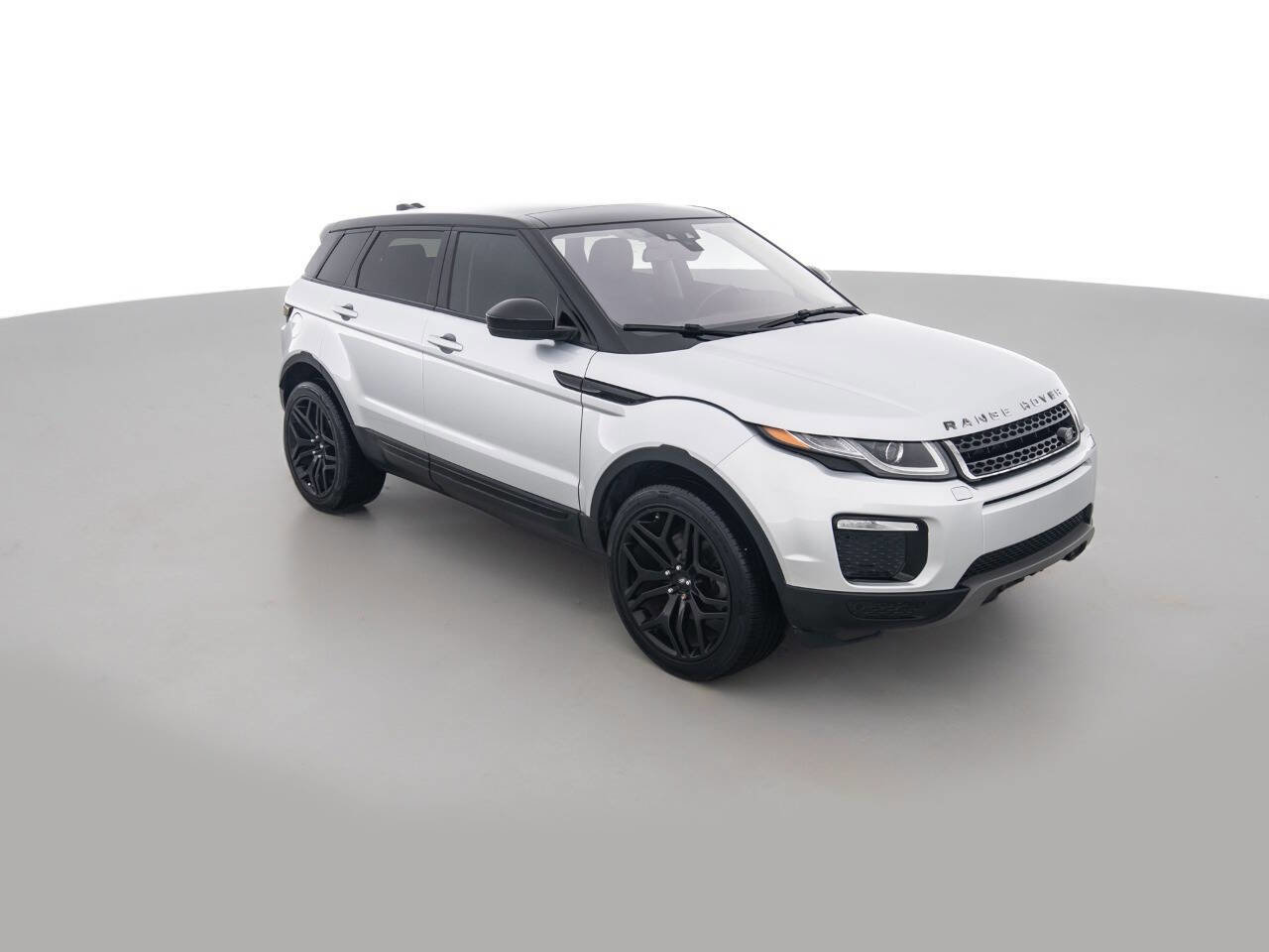 Used 2017 Land Rover Range Rover Evoque SE image 3