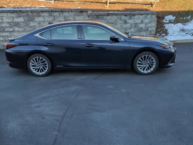 Used 2021 Lexus ES 300h w/ Luxury Package image 2