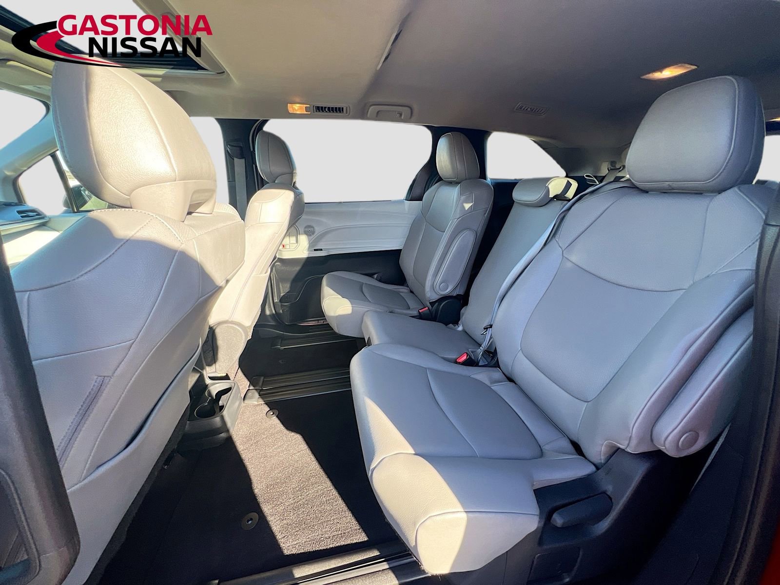 Used 2025 Toyota Sienna XLE image 33