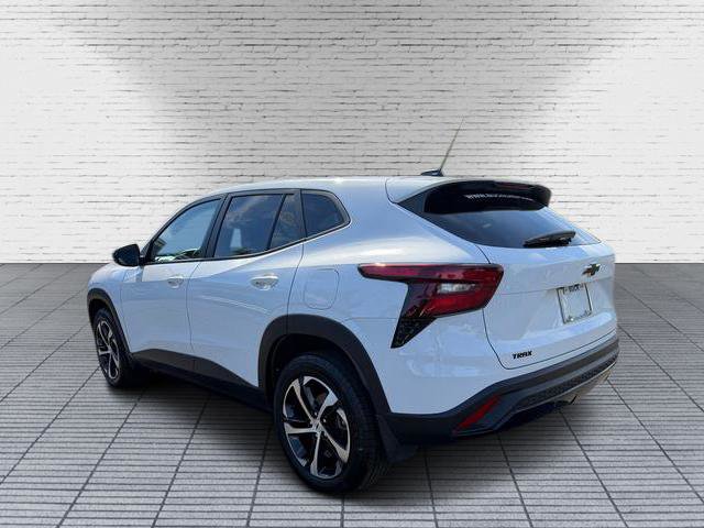 Used 2024 Chevrolet Trax RS image 3