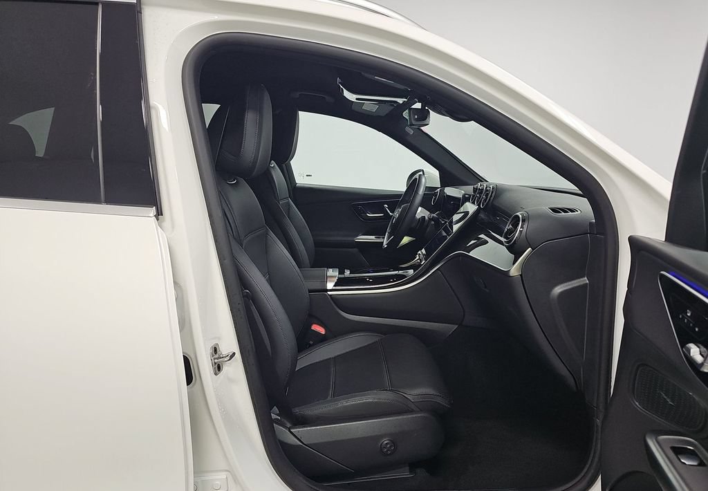 Used 2025 Mercedes-Benz GLC 300 4MATIC image 4
