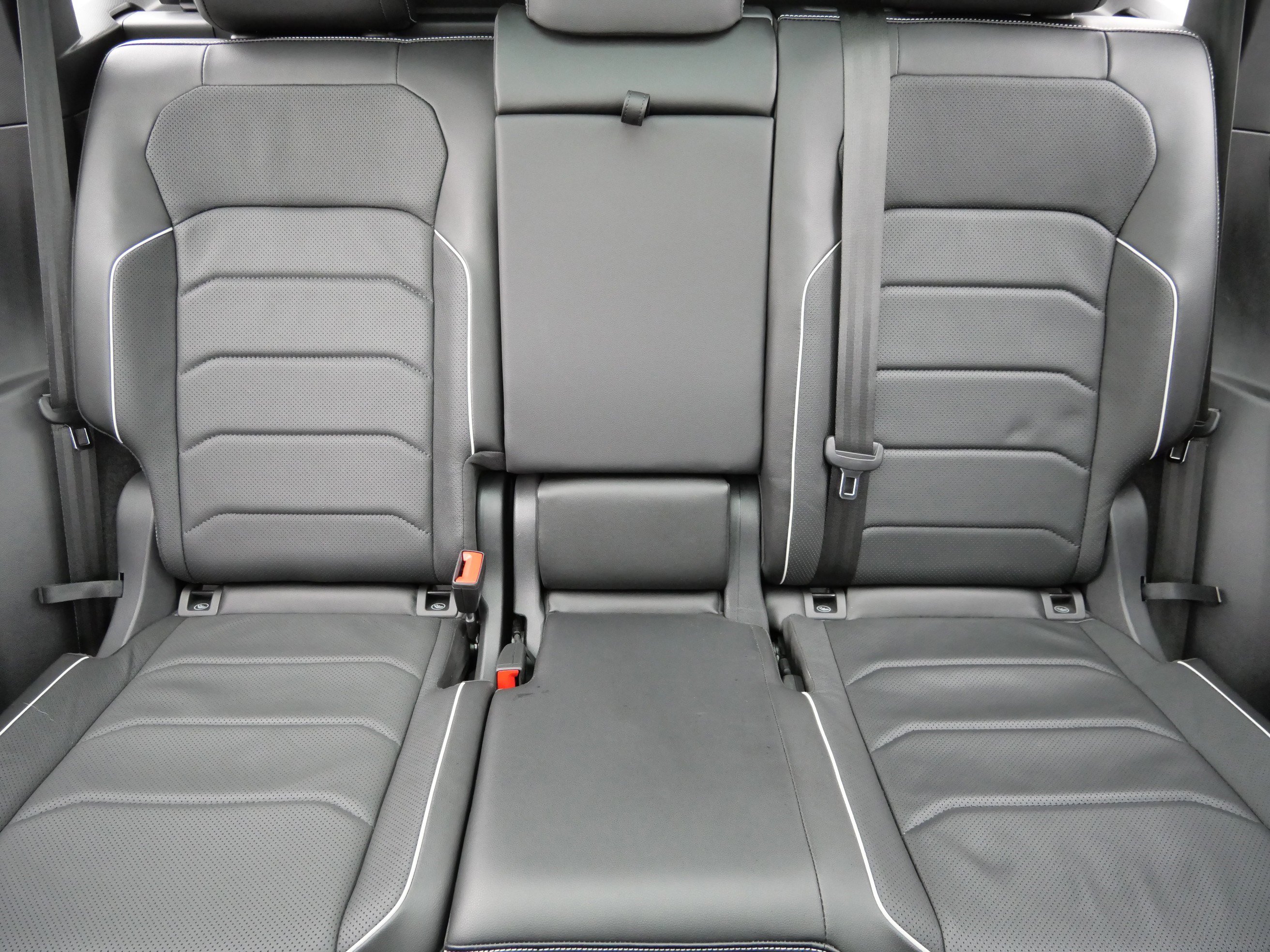 Certified 2022 Volkswagen Tiguan SEL R-Line image 13