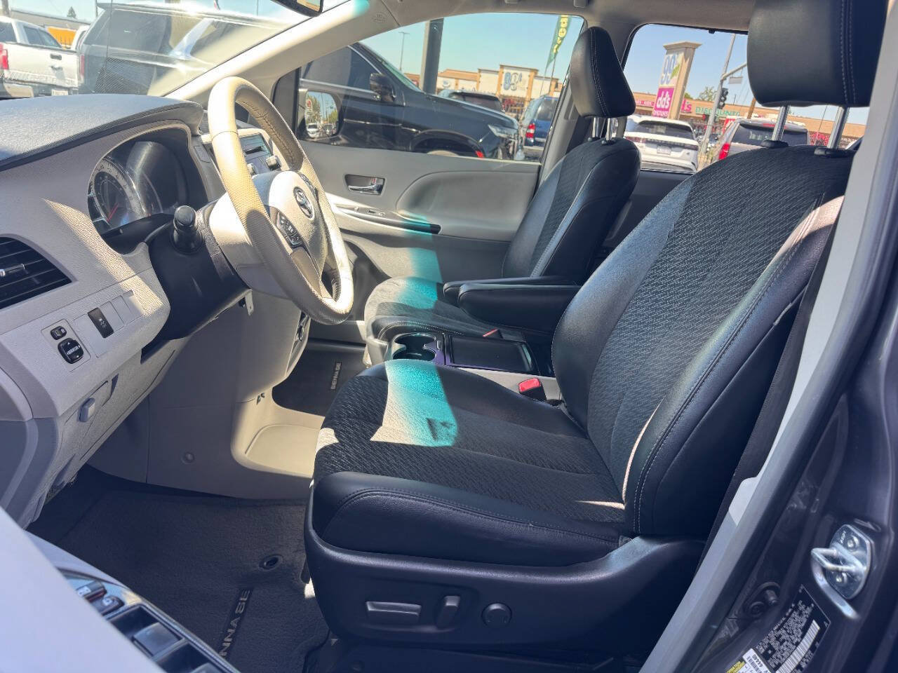 Used 2014 Toyota Sienna SE FWD image 10