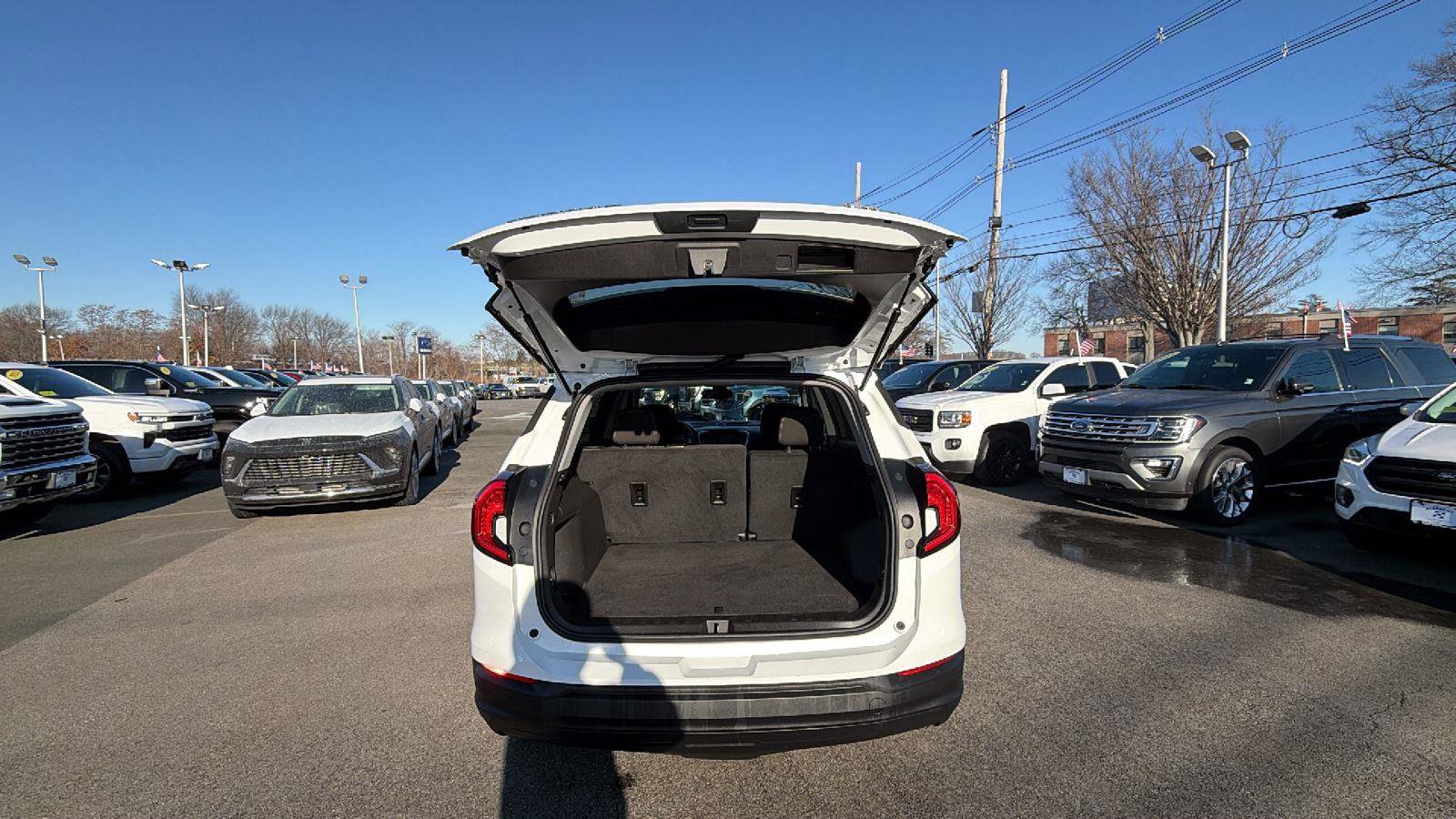 Used 2024 GMC Terrain SLE image 29