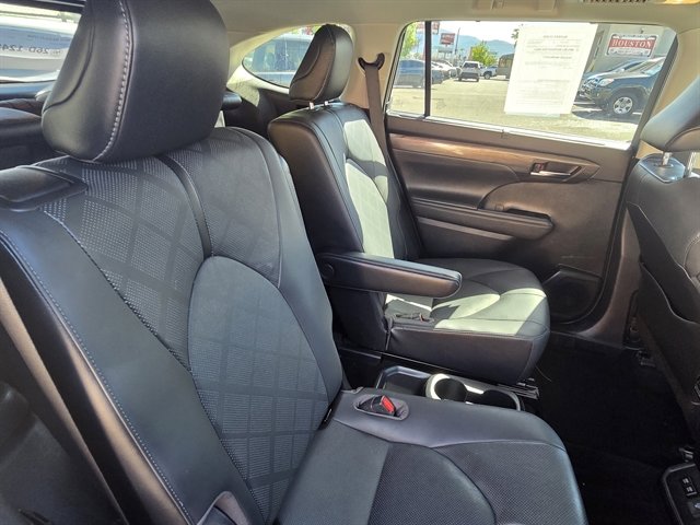 Used 2021 Toyota Highlander Platinum image 10