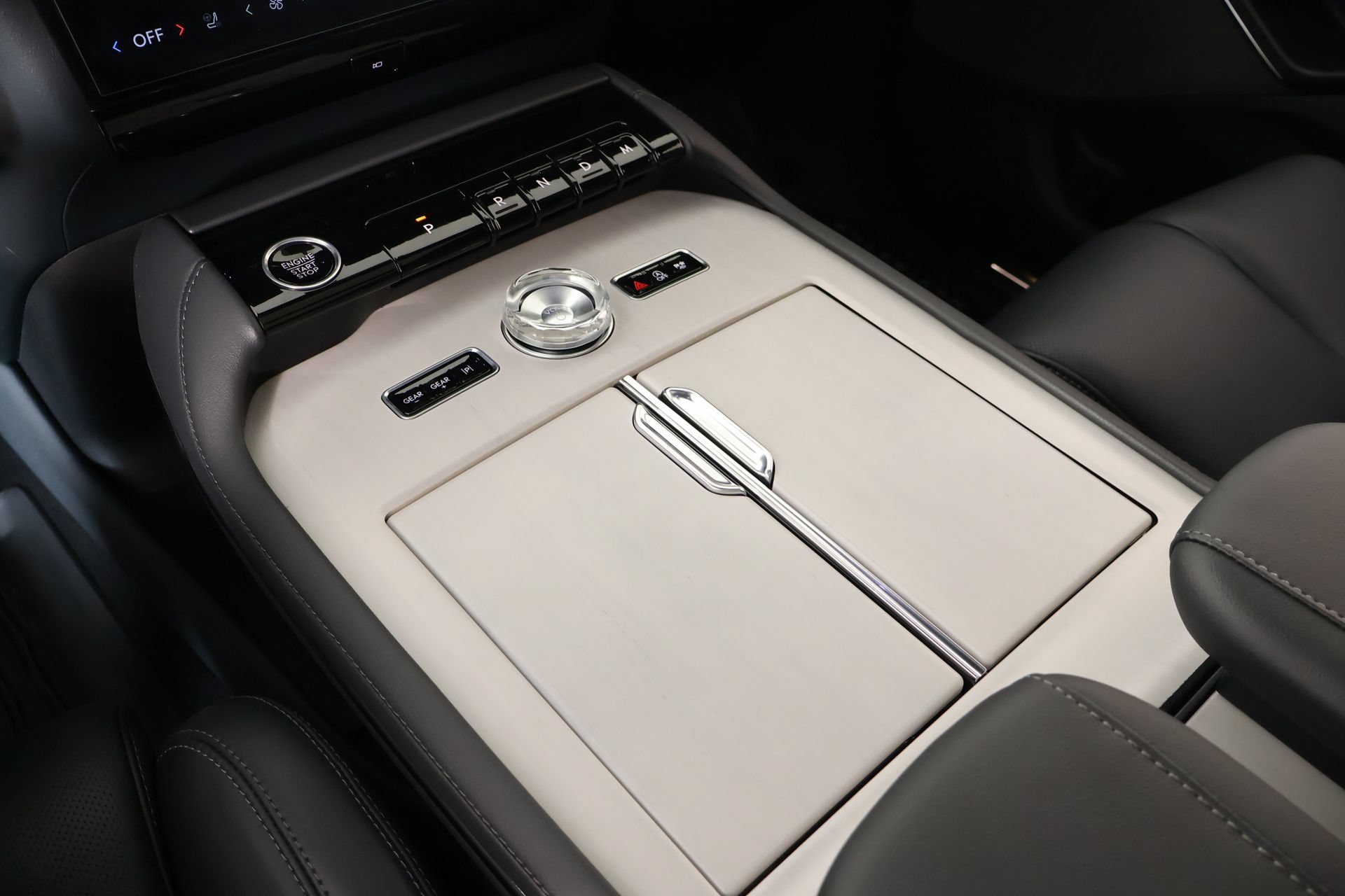 New 2025 Lincoln Navigator Reserve w/ Jet Appearance Package AWD/4WD image 9