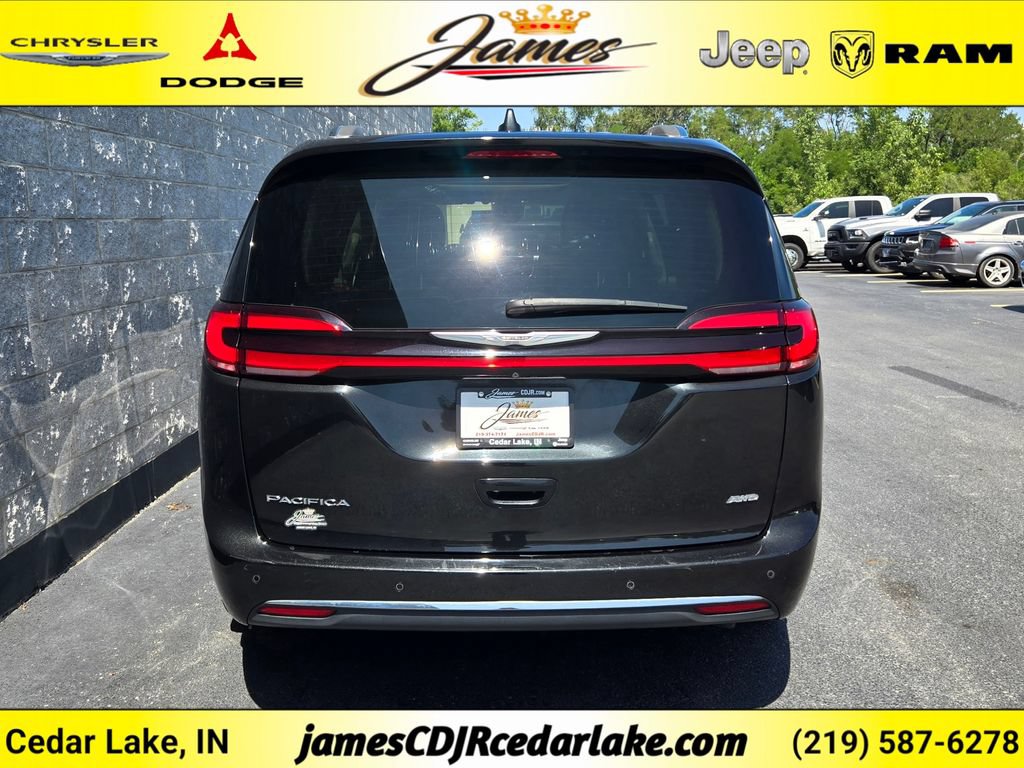Used 2021 Chrysler Pacifica Touring-L w/ Uconnect Theater Family Group AWD/4WD image 4