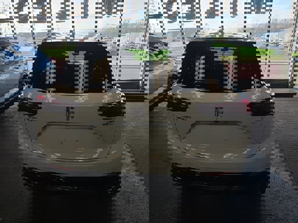 Used 2025 Buick Envision Sport Touring image 3