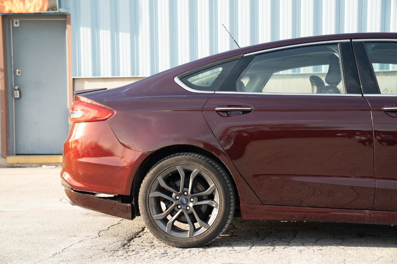 Used 2018 Ford Fusion SE w/ Equipment Group 201A FWD image 12