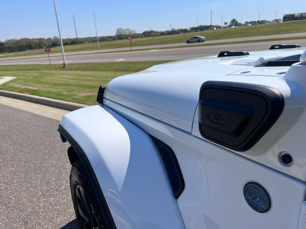 Used 2025 Jeep Wrangler Sahara image 19