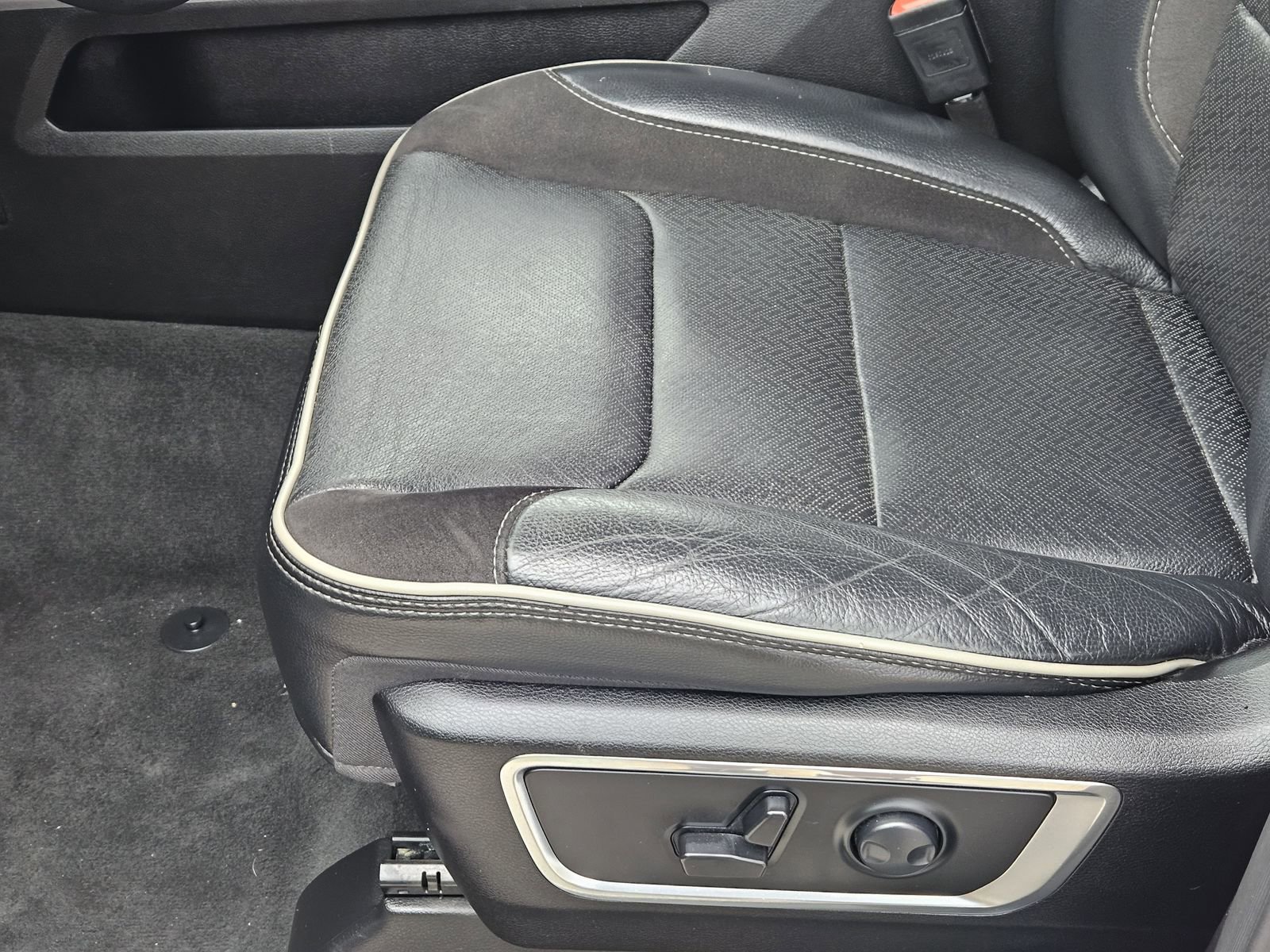Used 2024 RAM 1500 Laramie RWD image 31