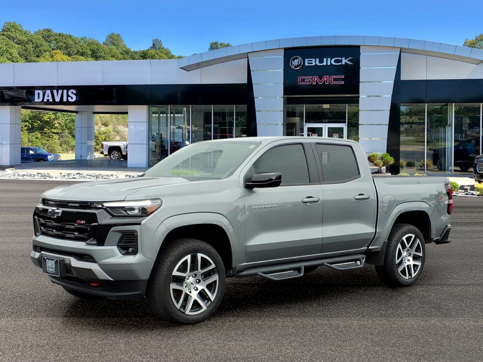 Used 2023 Chevrolet Colorado Z71 w/ Z71 Convenience Package 2 AWD/4WD image 3